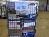 un chariot métallique sur lequel sont empilées de nombreuses boîtes