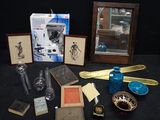 un grand nombre d'objets posés sur une table