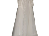 une robe de mariée suspendue à un cintre sur fond blanc