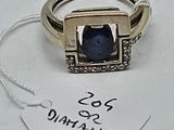 un gros plan d'une bague avec une étiquette posée sur une table