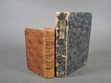 deux livres posés côte à côte sur une table