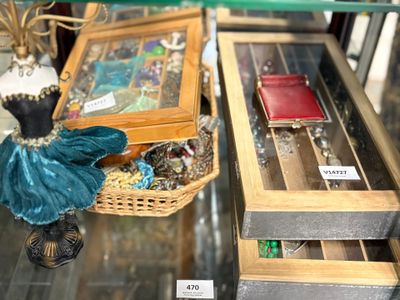 une vitrine en verre contenant des bijoux et d'autres objets