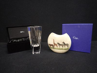 Oleg Cassini : Vase en cristal taillé. Signé. Dim. H. 20 cm.…