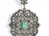 Gros plan sur un collier orné d'une pierre verte