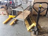 un chariot posé au milieu d'une pièce