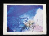 une image représentant une peinture bleue et blanche sur fond noir