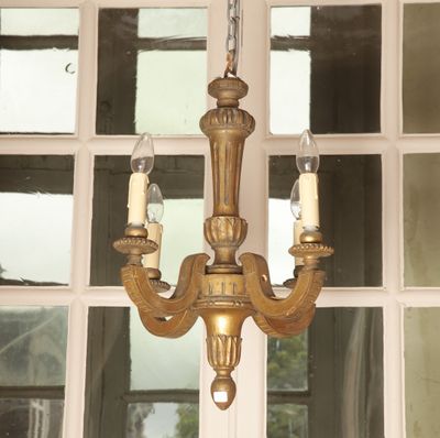 un lustre suspendu au plafond devant une fenêtre