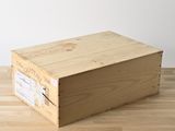 une caisse en bois posée sur un parquet