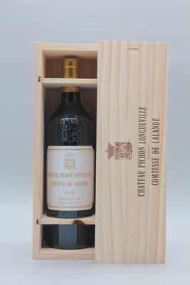 une image représentant une bouteille de vin dans un coffret en bois