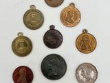 gros plan d'un groupe de pièces de monnaie sur une surface blanche