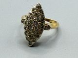 une photo d'une bague en or sertie d'un groupe de diamants
