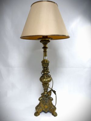 a lamp that is sitting on a table with a lamp shade on it