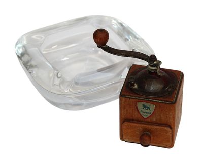 un cendrier en verre muni d'un manche en bois et un cendrier en verre muni d'un cendrier en verre
