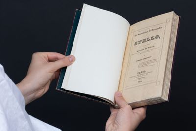 une personne tenant un livre ouvert dans ses mains