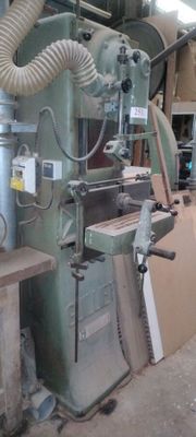 a picture of a machine that is in a workshop