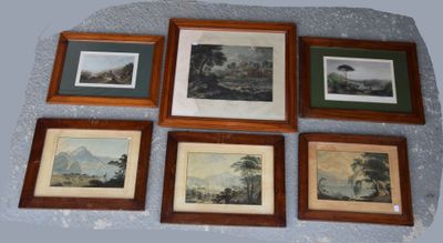 plusieurs photos encadrées représentant divers paysages accrochées au mur