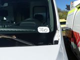 une camionnette blanche avec un autocollant à l'avant