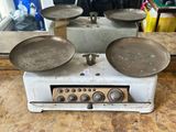 trois casseroles posées sur une vieille cuisinière