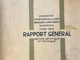 un vieux livre posé sur une table