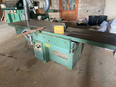 une machine placée au milieu d'une pièce