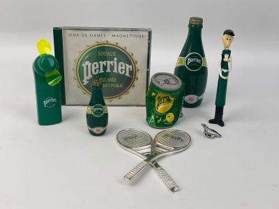 une bouteille de bière, deux raquettes de tennis, une bouteille de soda, une bouteille d'eau et une paire de ciseaux