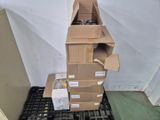 une pile de cartons posée par terre près d'une porte
