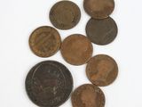 un lot de pièces de monnaie posées sur une table