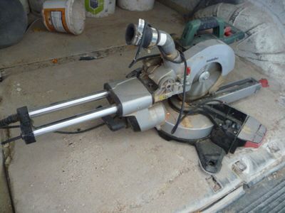 une machine posée sur le sol du garage