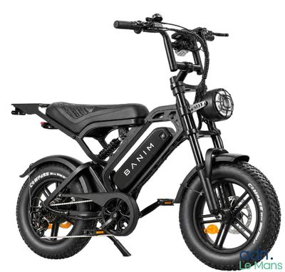 gros plan d'un vélo électrique noir sur fond blanc