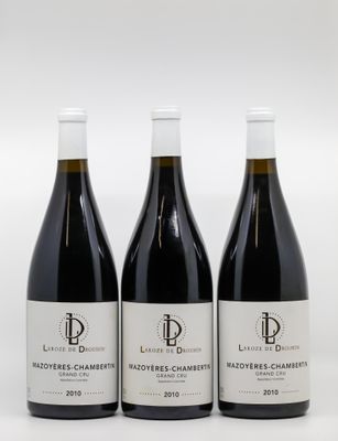 trois bouteilles de vin posées sur une table l'une à côté de l'autre