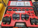 une boîte rouge contenant tout un tas d'outils