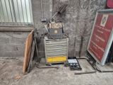 une photo d'un garage avec une armoire à outils et des outils