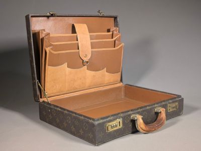une valise marron munie d'une poignée et comportant deux compartiments