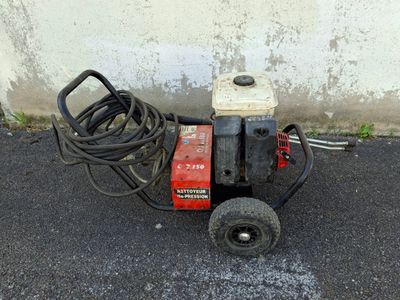 a small machine that is sitting on the ground
