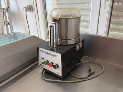une machine posée sur le comptoir d'une cuisine
