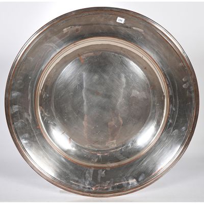 une assiette en argent antique sur fond blanc avec un fond blanc
