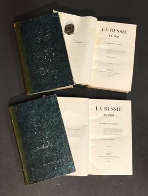 trois livres sont empilés les uns sur les autres sur une table