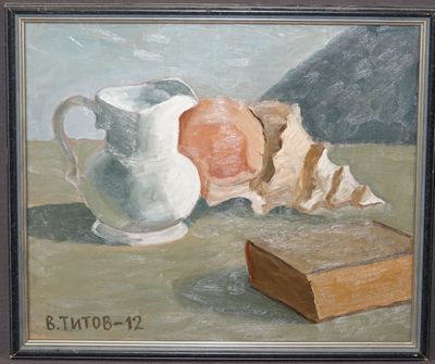 une peinture représentant une cruche blanche et un livre posés sur une table