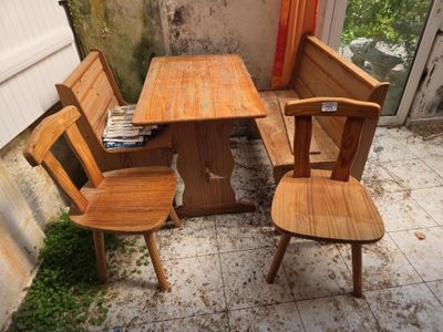 deux chaises en bois et une table sur une terrasse carrelée