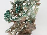 une petite statue représentant un arbre orné de feuilles vertes