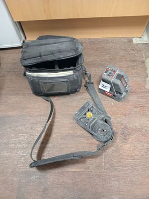 un sac posé par terre à côté d'un appareil photo