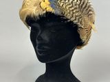 une image représentant un chapeau sur lequel est perché un oiseau