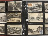 une vieille photo en noir et blanc représentant un livre avec des illustrations d'une gare
