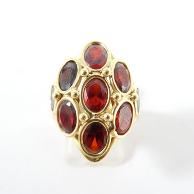 une image représentant une bague en or sertie de grenats