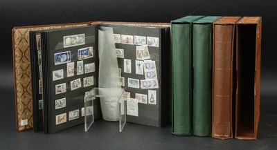 un livre sur lequel il y a beaucoup de timbres