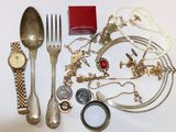 beaucoup d'objets en argent et en or sur la table