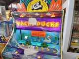 une borne d'arcade en forme de canard dans un magasin de jouets