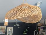 une lampe en osier suspendue au plafond dans une pièce