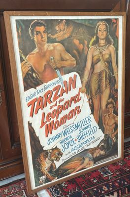 une grande affiche représentant un homme et une femme, posée par terre