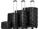 trois bagages empilés les uns sur les autres sur une surface blanche